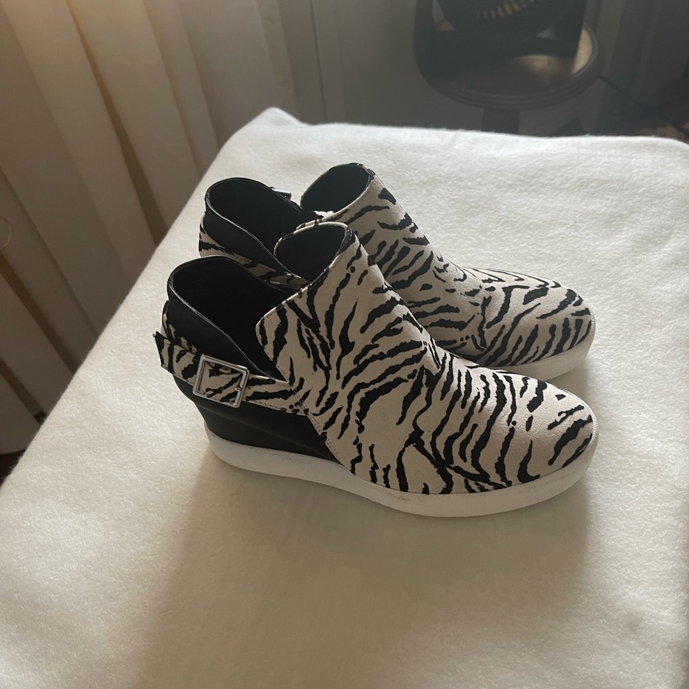 Qupid, Black/Zebra Print Wedge Booties Size 7.5 O… - image 2